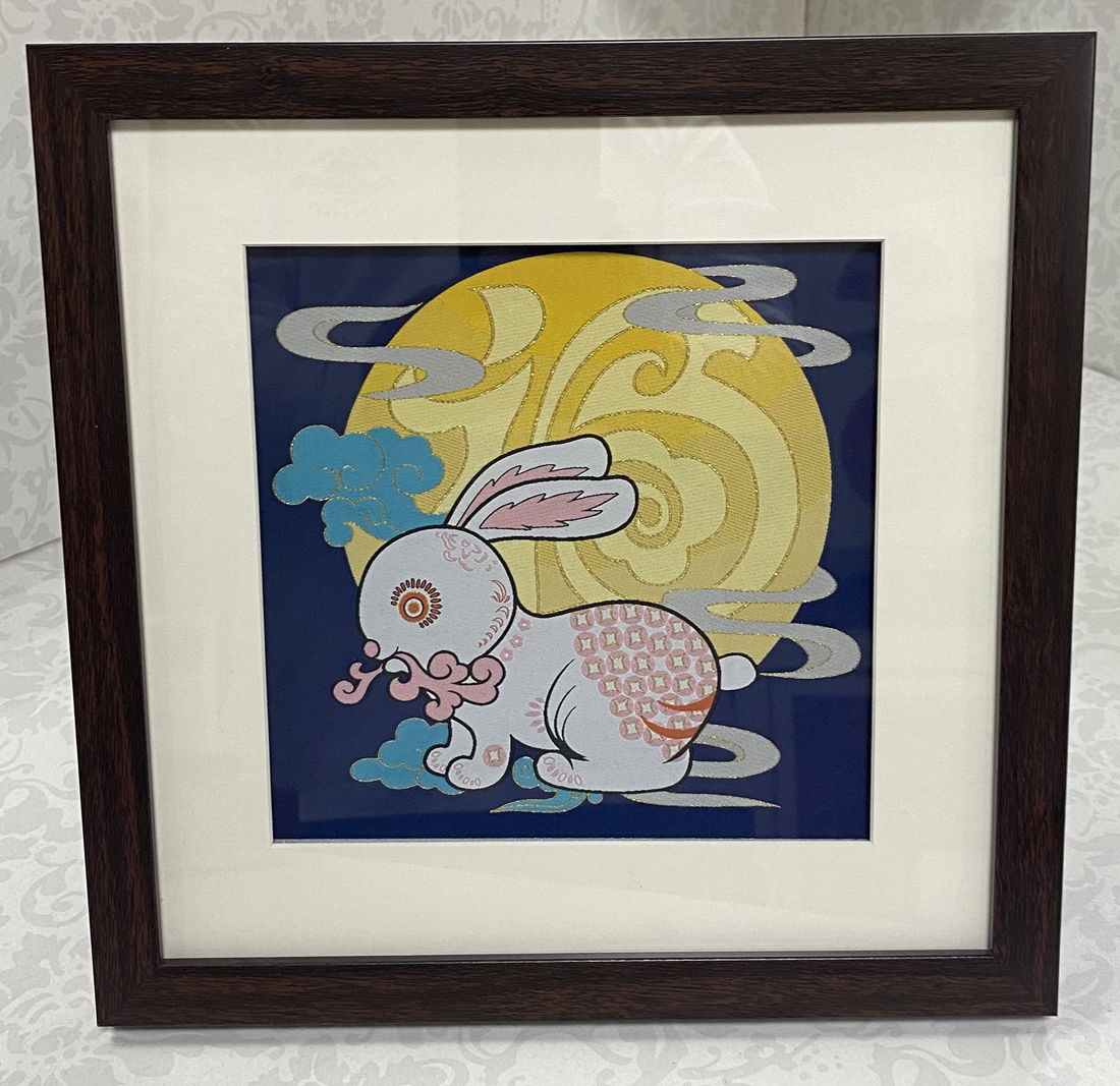 云锦《玉兔送?！?></a>
              </div>
              <div   id="j1qgf9z"   class="p2rc_title">
                <a href="/product/list-2/list-8/405.html" title="云锦《玉兔送?！? target="_blank">
                  <b>云锦《玉兔送?！?/b>
                </a>
              </div>
              <div   id="crh2orl"   class="zixun">
                <span id="c2byu2t"    class="zx1">
                  <a rel="nofollow" >在线咨询</a></span>
                <span id="2qr4nhg"    class="zx2">
                  <a href="/product/list-2/list-8/405.html">了解详情</a></span>
              </div>
            </li><li>
              <div   id="tdzvy9y"   class="p2rc_img">
                <a href="/product/list-2/list-8/376.html" title="云锦雨花石礼盒" target="_blank">
                  <img src=