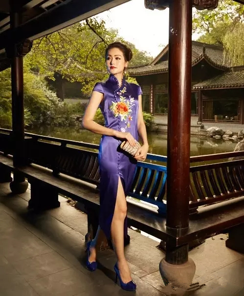 领略真丝云锦旗袍独特魅力